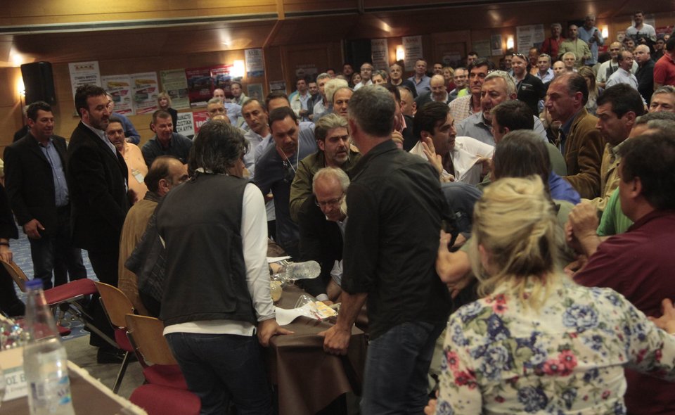 Επεισόδια και «γαλλικά» στο συνέδριο της ΠΟΕ-ΟΤΑ: Πιάστηκαν στα χέρια [εικόνες] | iefimerida.gr 0