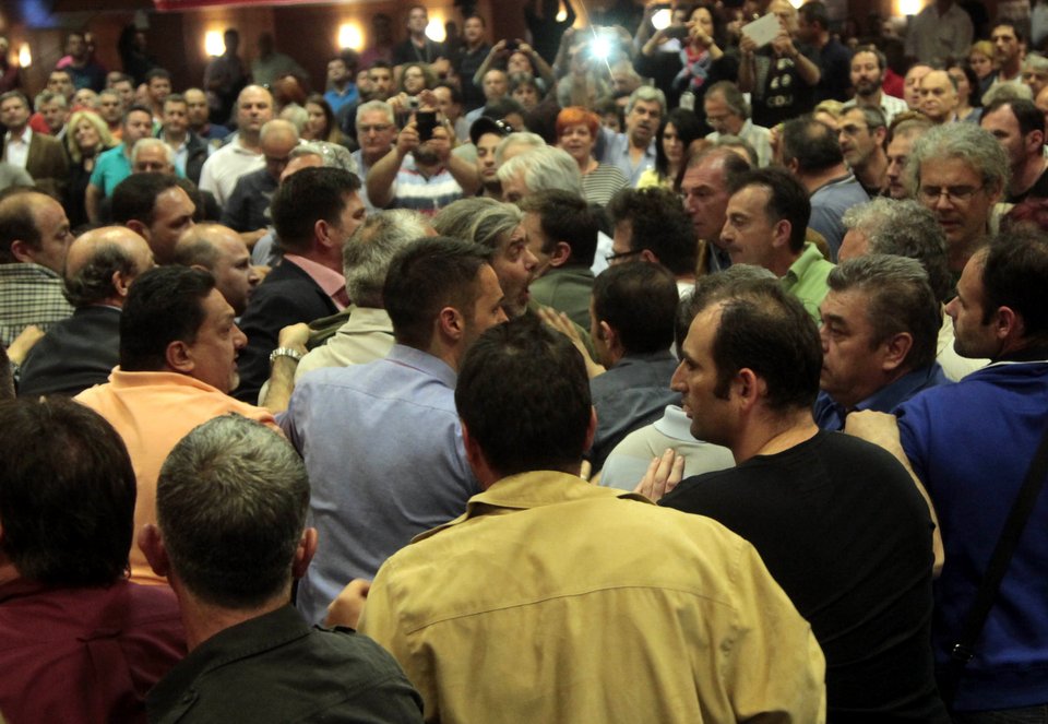 Επεισόδια και «γαλλικά» στο συνέδριο της ΠΟΕ-ΟΤΑ: Πιάστηκαν στα χέρια [εικόνες] | iefimerida.gr 1