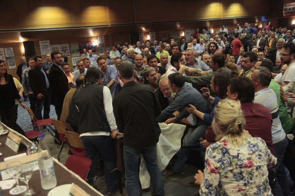 Επεισόδια και «γαλλικά» στο συνέδριο της ΠΟΕ-ΟΤΑ: Πιάστηκαν στα χέρια [εικόνες] | iefimerida.gr 2