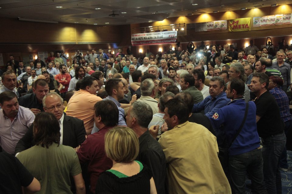 Επεισόδια και «γαλλικά» στο συνέδριο της ΠΟΕ-ΟΤΑ: Πιάστηκαν στα χέρια [εικόνες] | iefimerida.gr 4