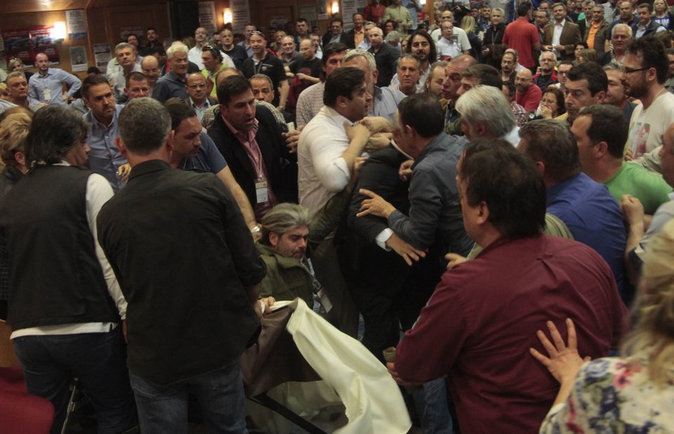 Επεισόδια και «γαλλικά» στο συνέδριο της ΠΟΕ-ΟΤΑ: Πιάστηκαν στα χέρια [εικόνες] | iefimerida.gr 5