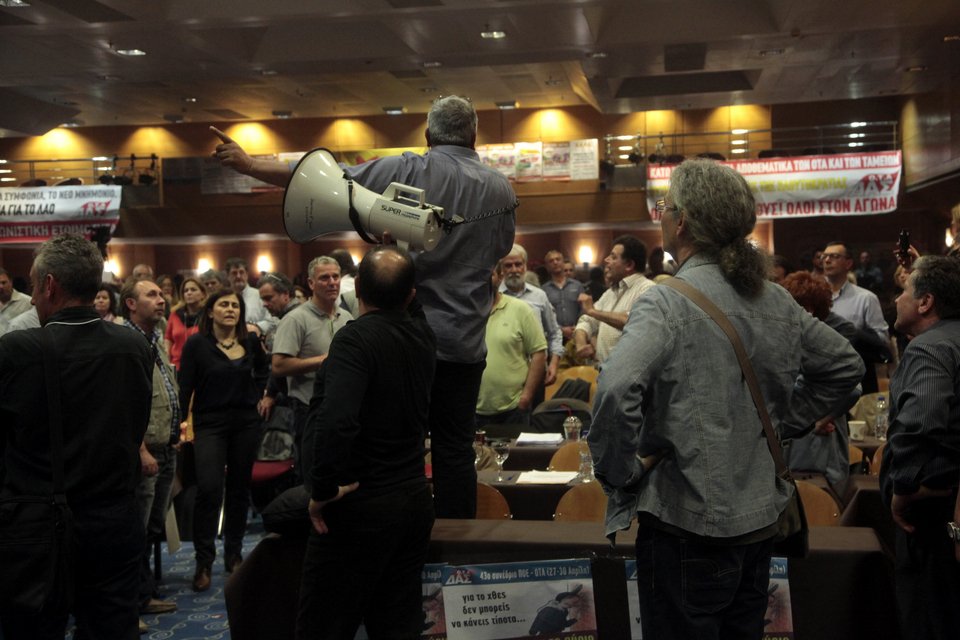 Επεισόδια και «γαλλικά» στο συνέδριο της ΠΟΕ-ΟΤΑ: Πιάστηκαν στα χέρια [εικόνες] | iefimerida.gr 6