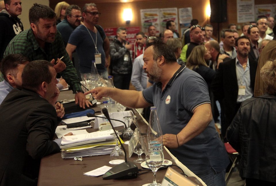 Επεισόδια και «γαλλικά» στο συνέδριο της ΠΟΕ-ΟΤΑ: Πιάστηκαν στα χέρια [εικόνες] | iefimerida.gr 8