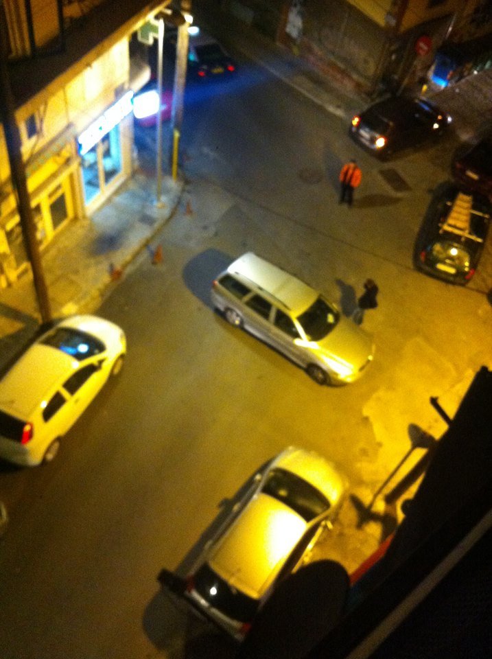 Απίστευτο και όμως ελληνικό: Πάρκαρε κάθετα στη μέση του δρόμου και άφησε σημείωμα! [εικόνα]  | iefimerida.gr 0