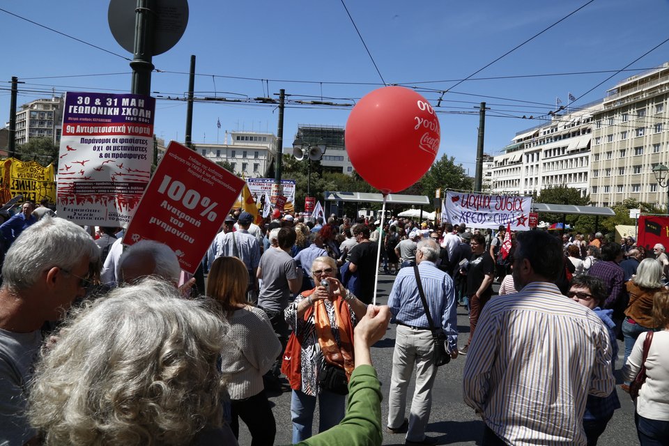 Συγκεντρώσεις ΓΣΕΕ-ΑΔΕΔΥ και ΠΑΜΕ για την Εργατική Πρωτομαγιά [εικόνες] | iefimerida.gr 9