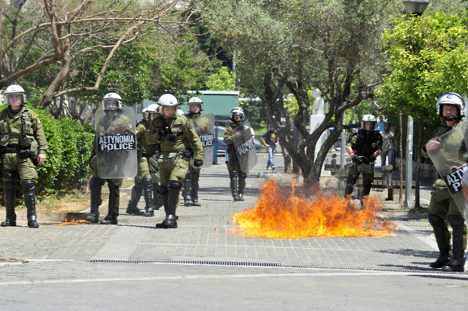 Πρωτομαγιά με μολότοφ και κρότου-λάμψης στην Αθήνα | iefimerida.gr 9