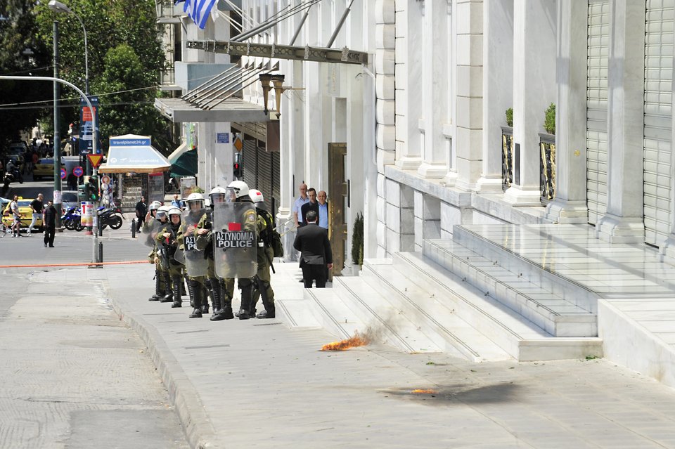 Πρωτομαγιά με μολότοφ και κρότου-λάμψης στην Αθήνα | iefimerida.gr 3
