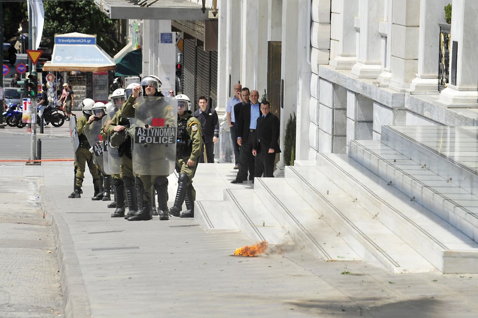 Πρωτομαγιά με μολότοφ και κρότου-λάμψης στην Αθήνα | iefimerida.gr 7