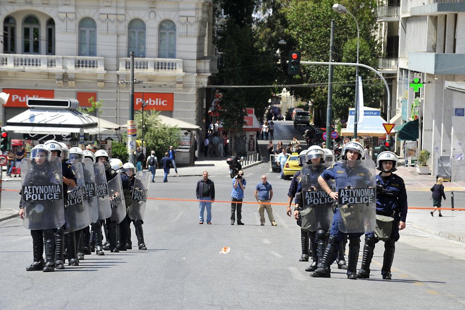 Πρωτομαγιά με μολότοφ και κρότου-λάμψης στην Αθήνα | iefimerida.gr 6