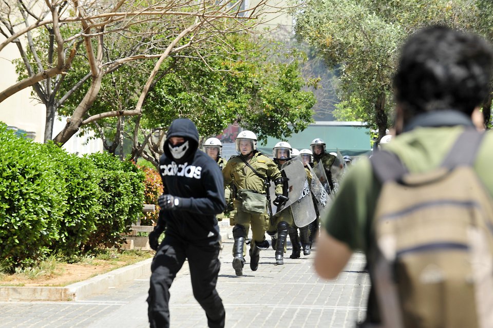 Πρωτομαγιά με μολότοφ και κρότου-λάμψης στην Αθήνα | iefimerida.gr 4