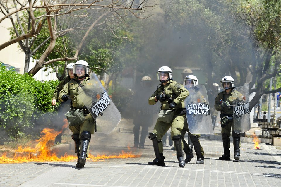 Πρωτομαγιά με μολότοφ και κρότου-λάμψης στην Αθήνα | iefimerida.gr 5