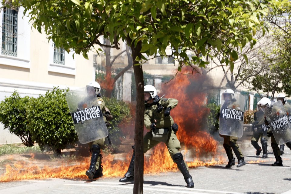 Πρωτομαγιά με μολότοφ και κρότου-λάμψης στην Αθήνα | iefimerida.gr 2