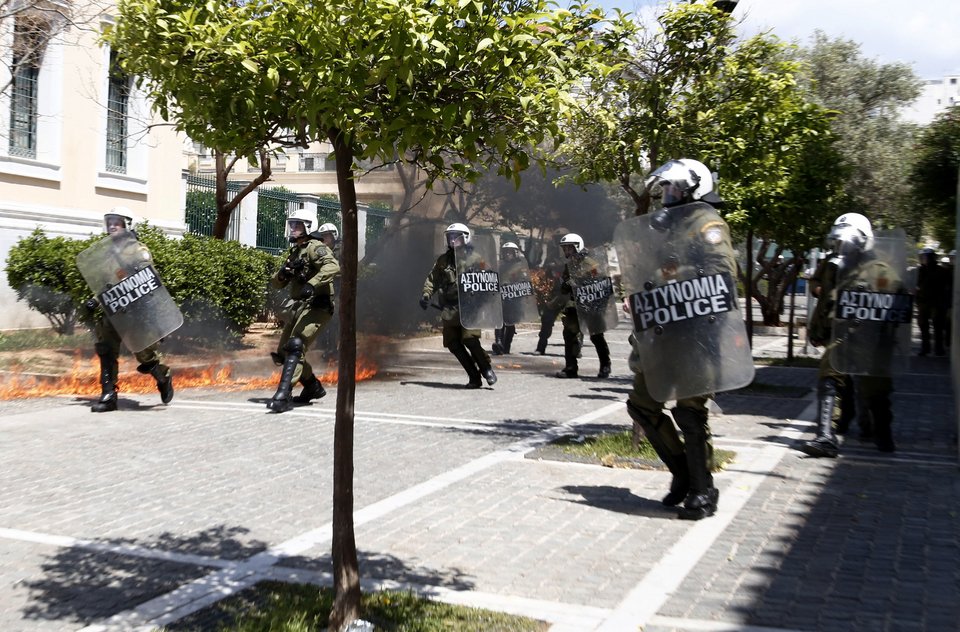 Πρωτομαγιά με μολότοφ και κρότου-λάμψης στην Αθήνα | iefimerida.gr 0