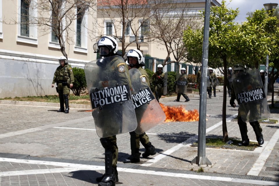 Πρωτομαγιά με μολότοφ και κρότου-λάμψης στην Αθήνα | iefimerida.gr 1