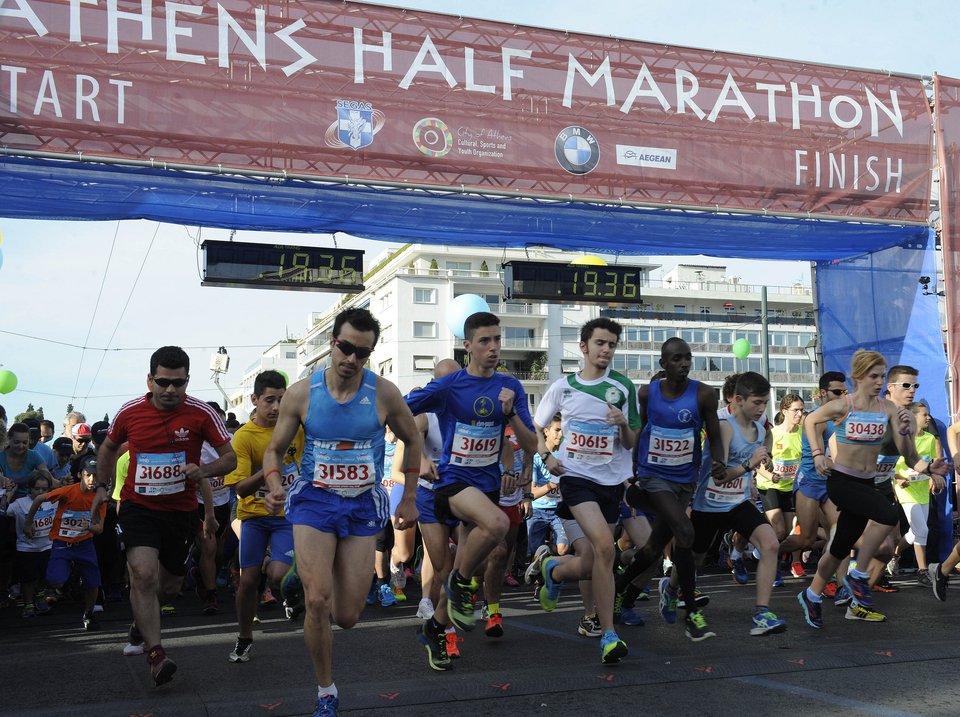 Χιλιάδες δρομείς στον ημιμαραθώνιο Αθήνας: Χαμόγελα, χρώματα, διασκέδαση [εικόνες] | iefimerida.gr 0