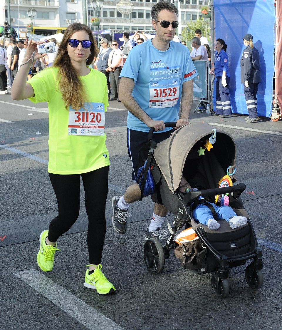 Χιλιάδες δρομείς στον ημιμαραθώνιο Αθήνας: Χαμόγελα, χρώματα, διασκέδαση [εικόνες] | iefimerida.gr 5