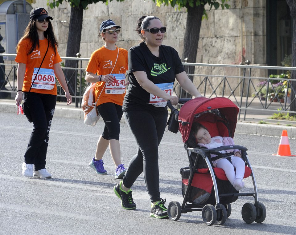 Χιλιάδες δρομείς στον ημιμαραθώνιο Αθήνας: Χαμόγελα, χρώματα, διασκέδαση [εικόνες] | iefimerida.gr 6