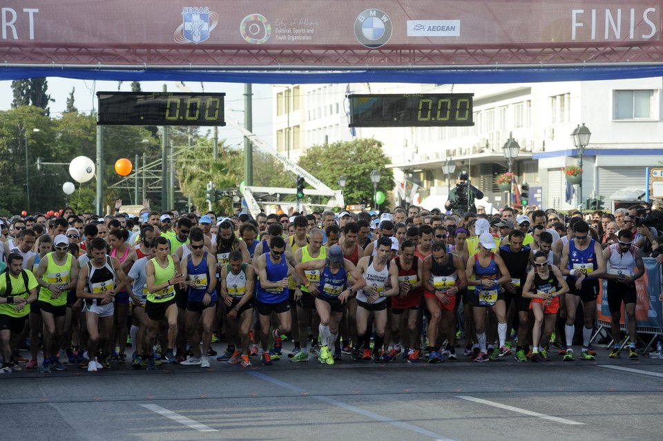 Χιλιάδες δρομείς στον ημιμαραθώνιο Αθήνας: Χαμόγελα, χρώματα, διασκέδαση [εικόνες] | iefimerida.gr 1