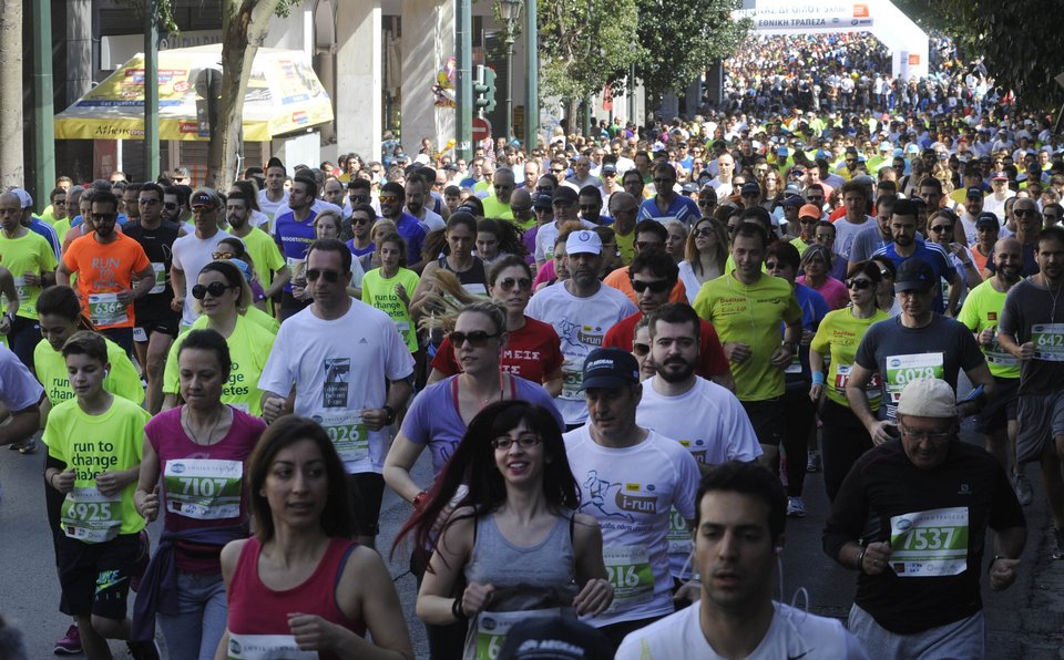 Χιλιάδες δρομείς στον ημιμαραθώνιο Αθήνας: Χαμόγελα, χρώματα, διασκέδαση [εικόνες] | iefimerida.gr 2