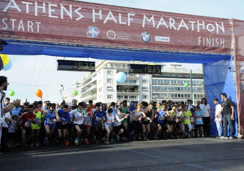 Χιλιάδες δρομείς στον ημιμαραθώνιο Αθήνας: Χαμόγελα, χρώματα, διασκέδαση [εικόνες] | iefimerida.gr 4