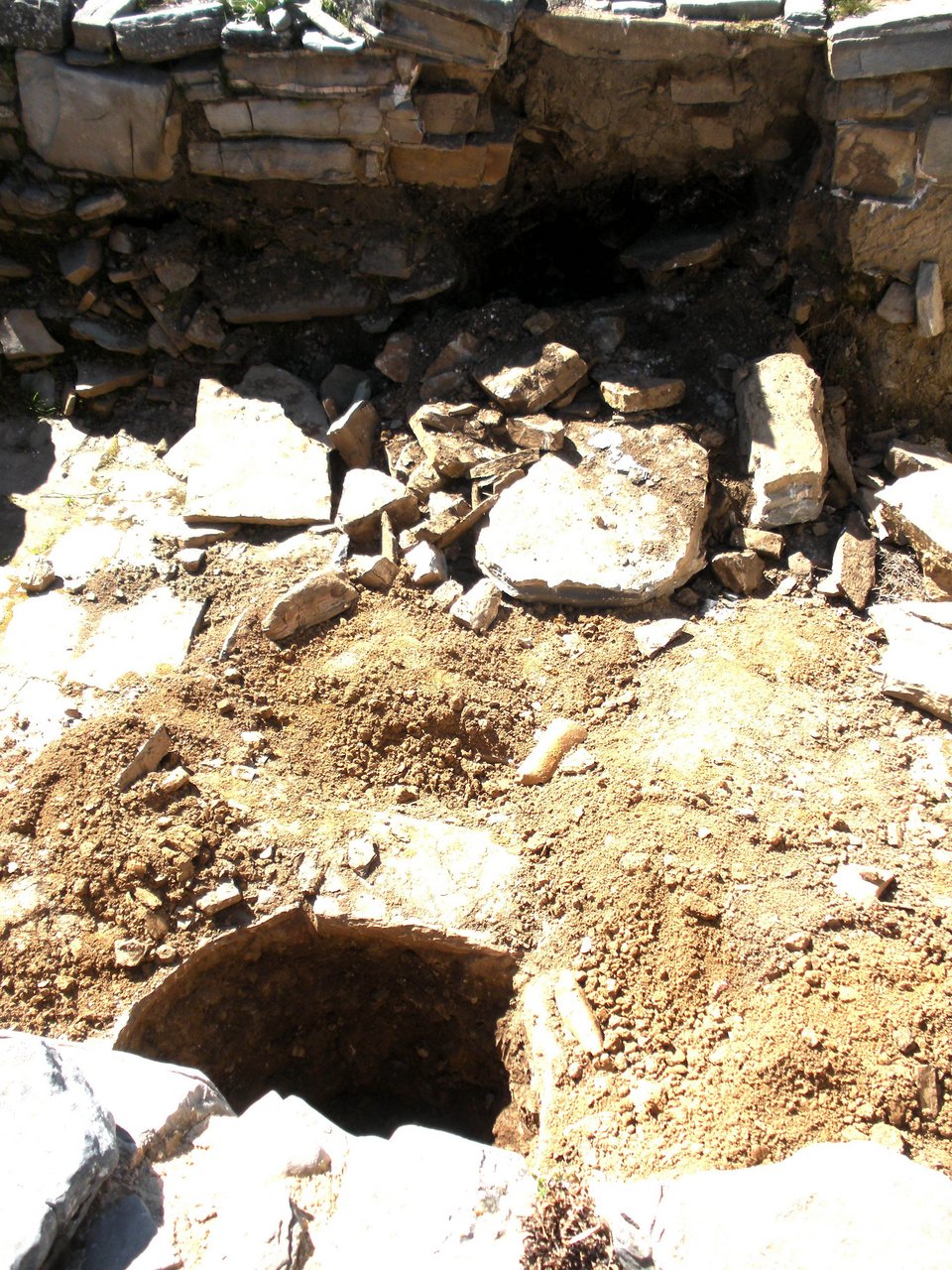 Λαθρανασκαφείς βανδάλισαν τον αρχαιολογικό χώρο Ζωμίνθου στην Κρήτη [εικόνες] | iefimerida.gr 0