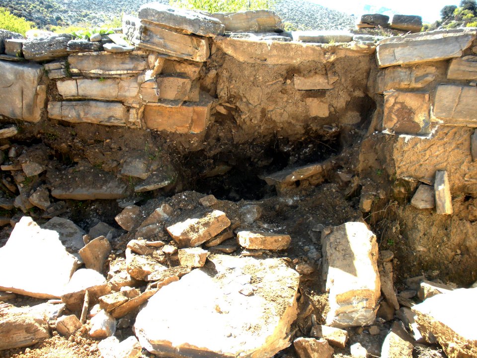 Λαθρανασκαφείς βανδάλισαν τον αρχαιολογικό χώρο Ζωμίνθου στην Κρήτη [εικόνες] | iefimerida.gr 1