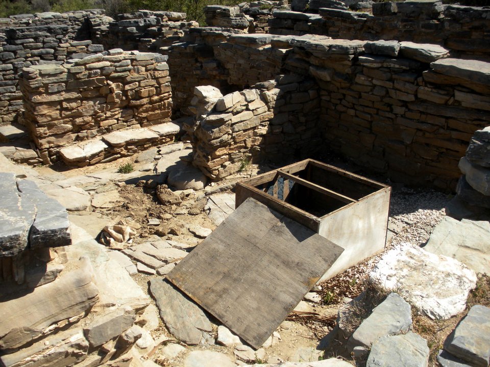 Λαθρανασκαφείς βανδάλισαν τον αρχαιολογικό χώρο Ζωμίνθου στην Κρήτη [εικόνες] | iefimerida.gr 2