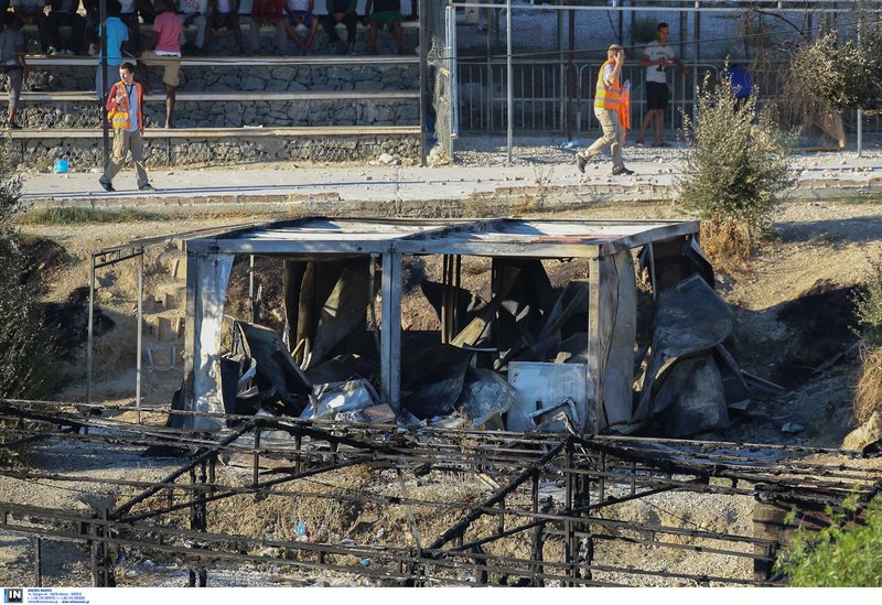 Στη βόρεια πλευρά του καταυλισμού που έχει στηθεί έξω από τον «επίσημο» του Κέντρου Υποδοχής και Ταυτοποίησης της Μόριας