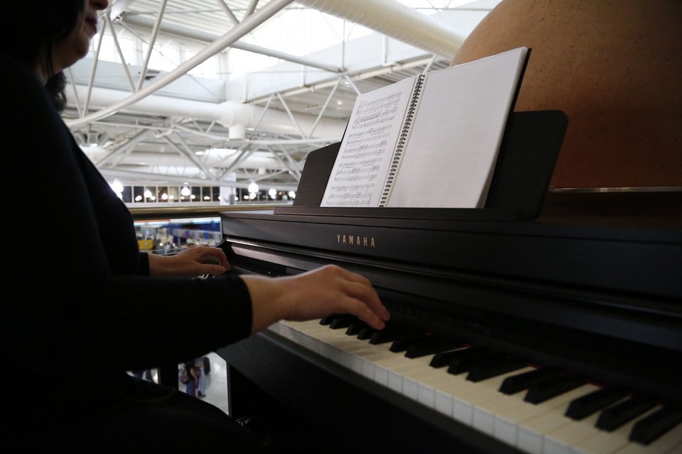 Η Λυρική πήγε στο Ελ. Βενιζέλος - «Καλό ταξίδι» με... άριες [εικόνες] | iefimerida.gr 3