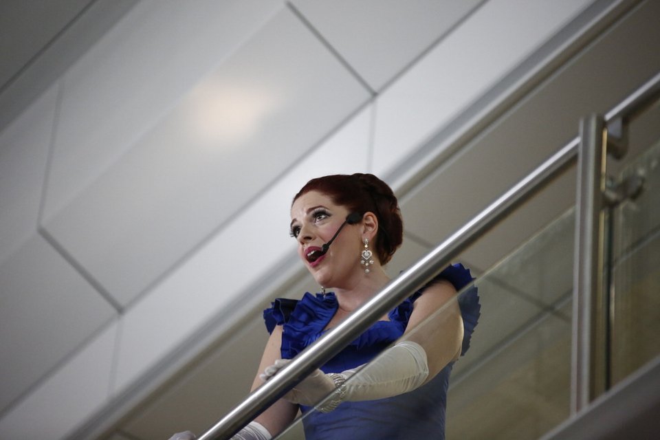 Η Λυρική πήγε στο Ελ. Βενιζέλος - «Καλό ταξίδι» με... άριες [εικόνες] | iefimerida.gr 0