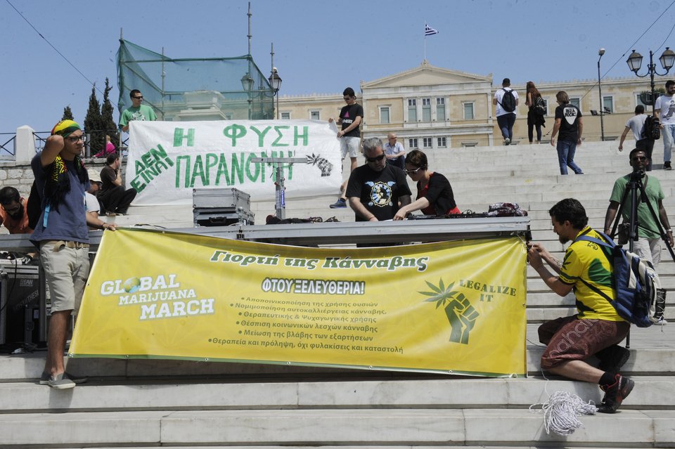 «Πάνω η φούντα»! -Στα ύψη το κέφι στην 1η Γιορτή Κάνναβης, στο Σύνταγμα [εικόνες]  | iefimerida.gr 5
