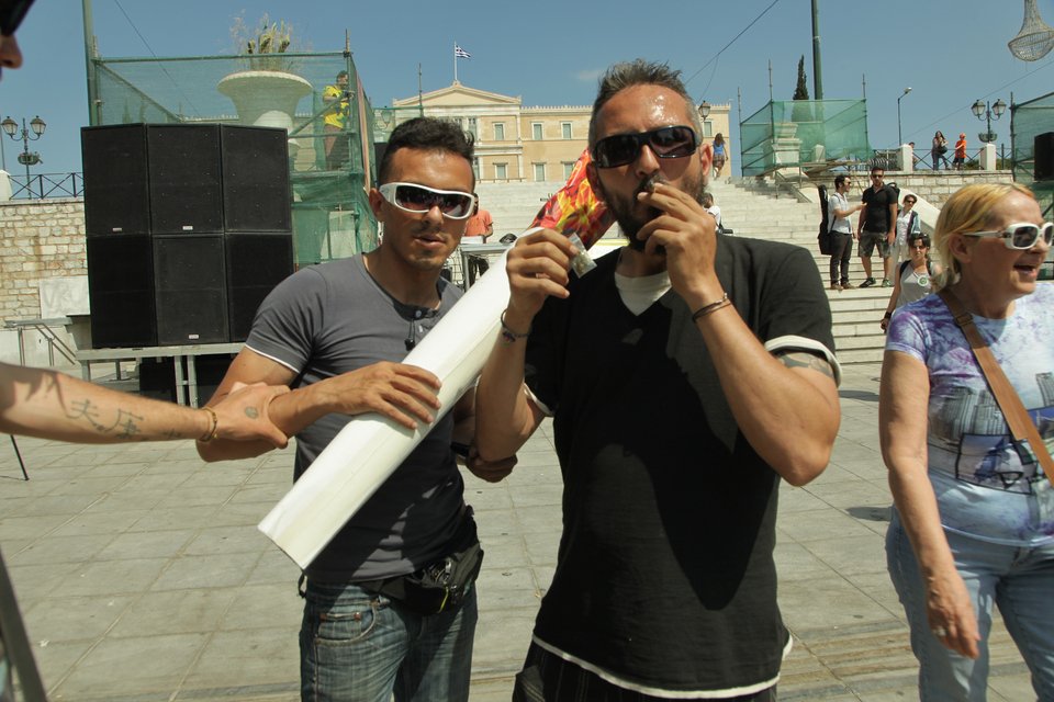 «Πάνω η φούντα»! -Στα ύψη το κέφι στην 1η Γιορτή Κάνναβης, στο Σύνταγμα [εικόνες]  | iefimerida.gr 7