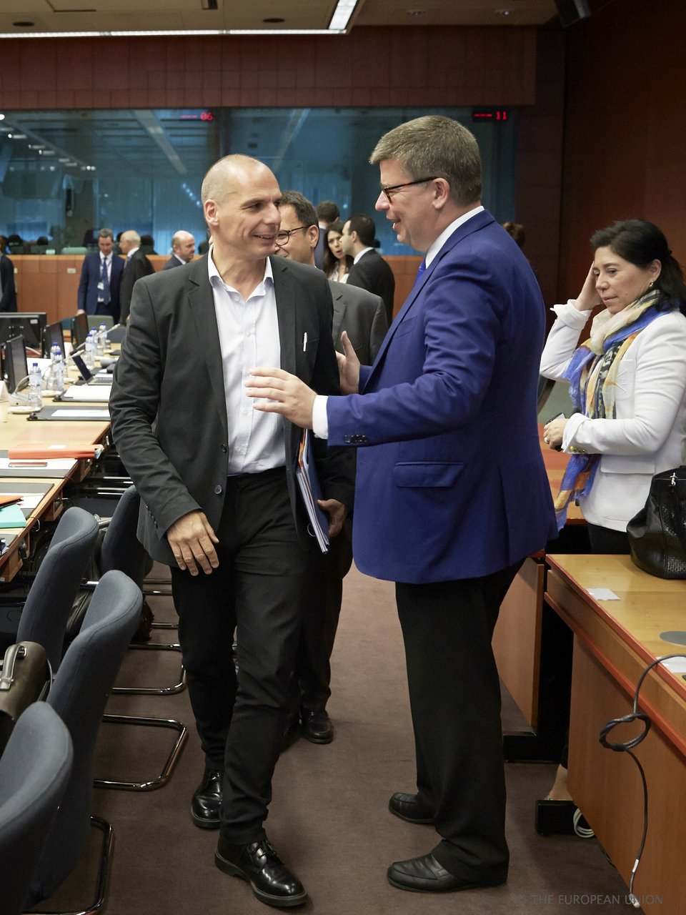 Ο Βαρουφάκης για πρώτη φορά σε Eurogroup με το πουκάμισο μέσα από το παντελόνι [εικόνες] | iefimerida.gr 2