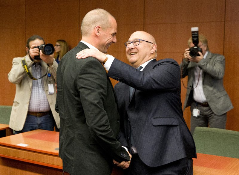 Ο Βαρουφάκης επέστρεψε στο Eurogroup με το «επαναστατικό» σακάκι με την... κόκκινη γραμμή [εικόνες] | iefimerida.gr 6