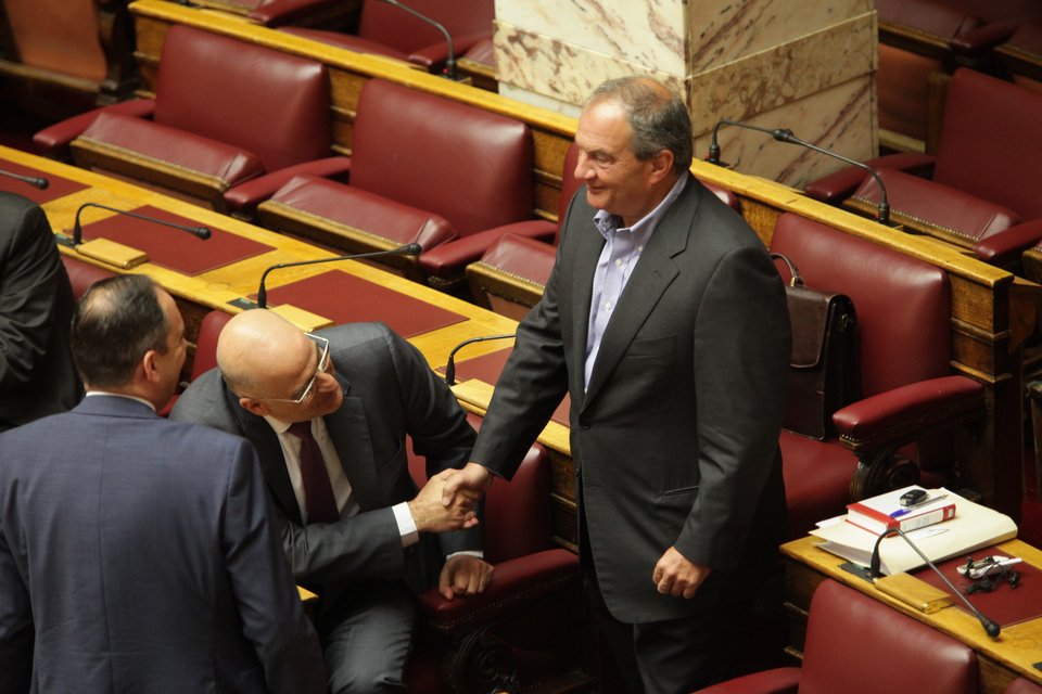 Ο Καραμανλής αδυνατισμένος, πιο κομψός και κεφάτος από ποτέ στη Βουλή [εικόνες] | iefimerida.gr 2