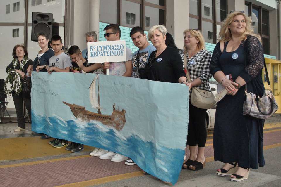 Το «Πλοίο της Ειρήνης» με τους επιζώντες από τις ατομικές βόμβες στον Πειραιά [εικόνες] | iefimerida.gr 6