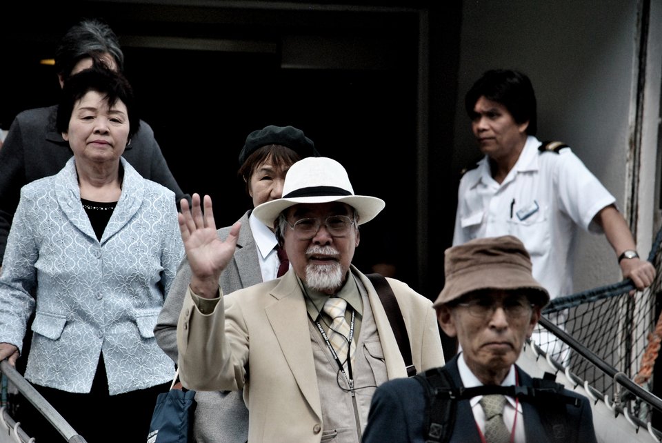 Το «Πλοίο της Ειρήνης» με τους επιζώντες από τις ατομικές βόμβες στον Πειραιά [εικόνες] | iefimerida.gr 0