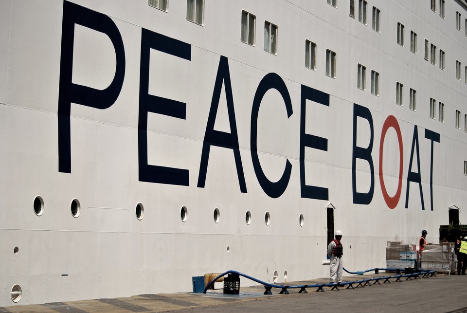 Το «Πλοίο της Ειρήνης» με τους επιζώντες από τις ατομικές βόμβες στον Πειραιά [εικόνες] | iefimerida.gr 4