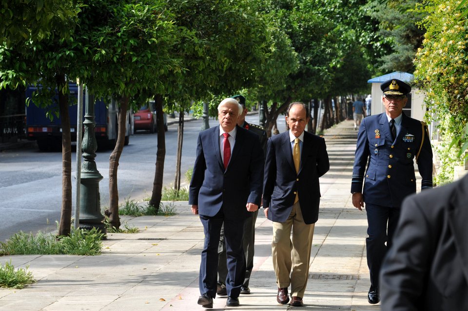 Ο Προκόπης Παυλόπουλος... επιθεώρησε την προεδρική φρουρά [εικόνες] | iefimerida.gr 0