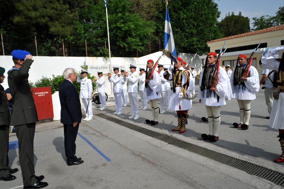 Ο Προκόπης Παυλόπουλος... επιθεώρησε την προεδρική φρουρά [εικόνες] | iefimerida.gr 1
