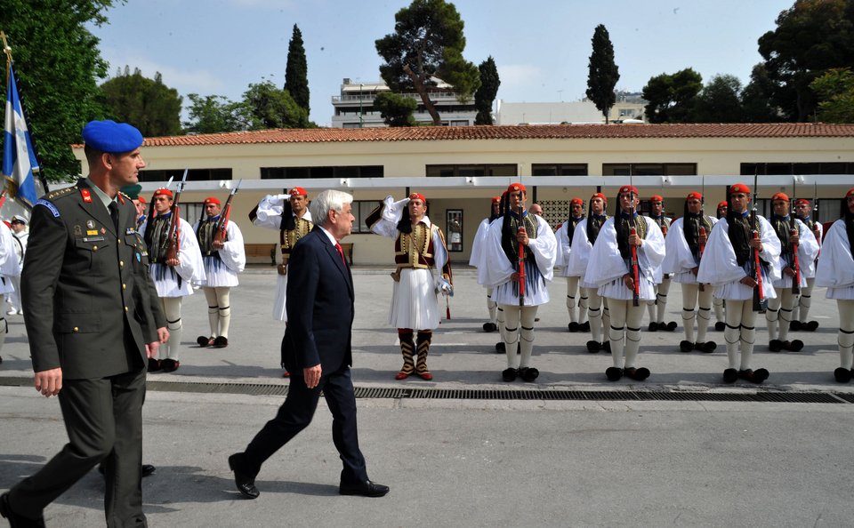 Ο Προκόπης Παυλόπουλος... επιθεώρησε την προεδρική φρουρά [εικόνες] | iefimerida.gr 2