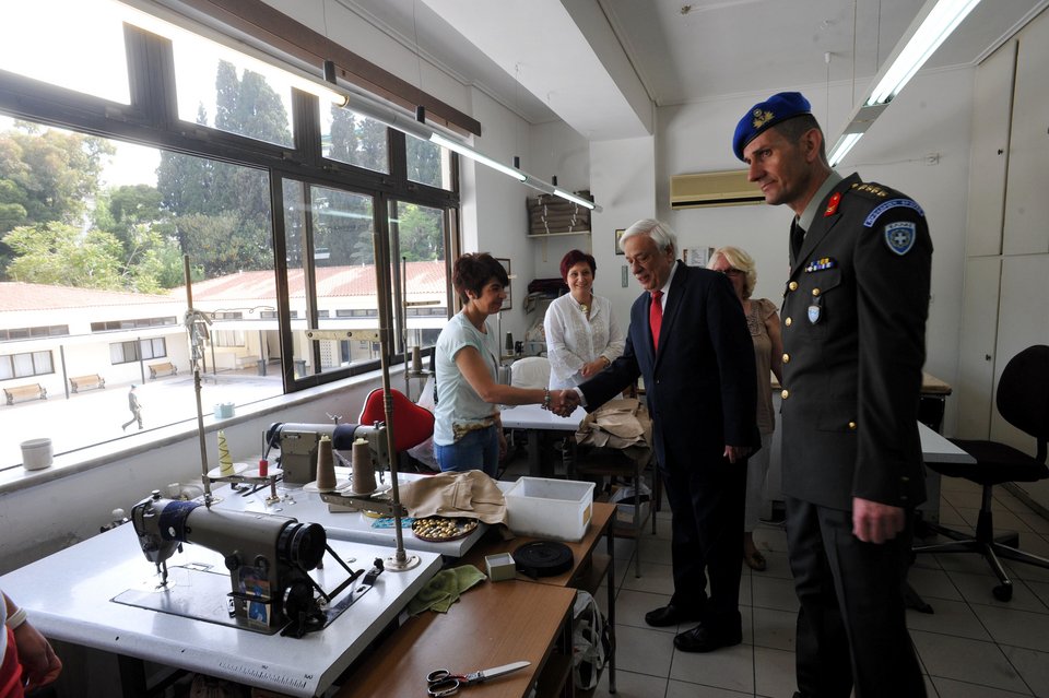 Ο Προκόπης Παυλόπουλος... επιθεώρησε την προεδρική φρουρά [εικόνες] | iefimerida.gr 3