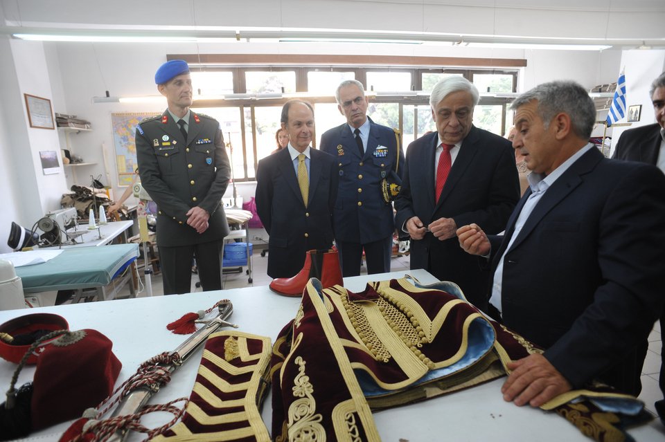 Ο Προκόπης Παυλόπουλος... επιθεώρησε την προεδρική φρουρά [εικόνες] | iefimerida.gr 4