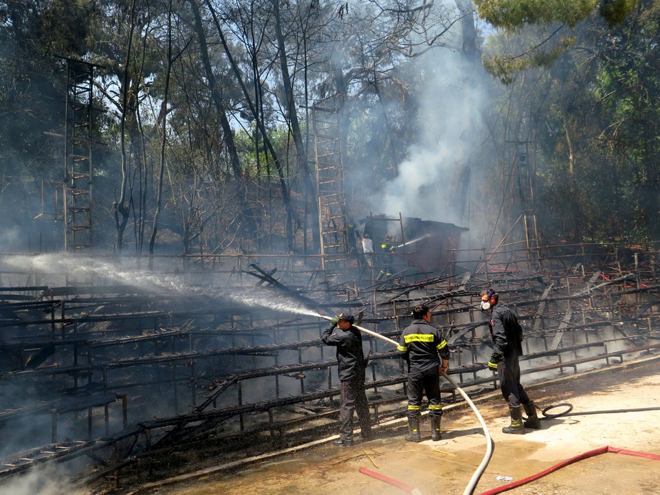 Ο δήμαρχος Χαλανδρίου καταγγέλλει μαφιόζικο εμπρησμό στο Θέατρο Ρεματιάς | iefimerida.gr 2