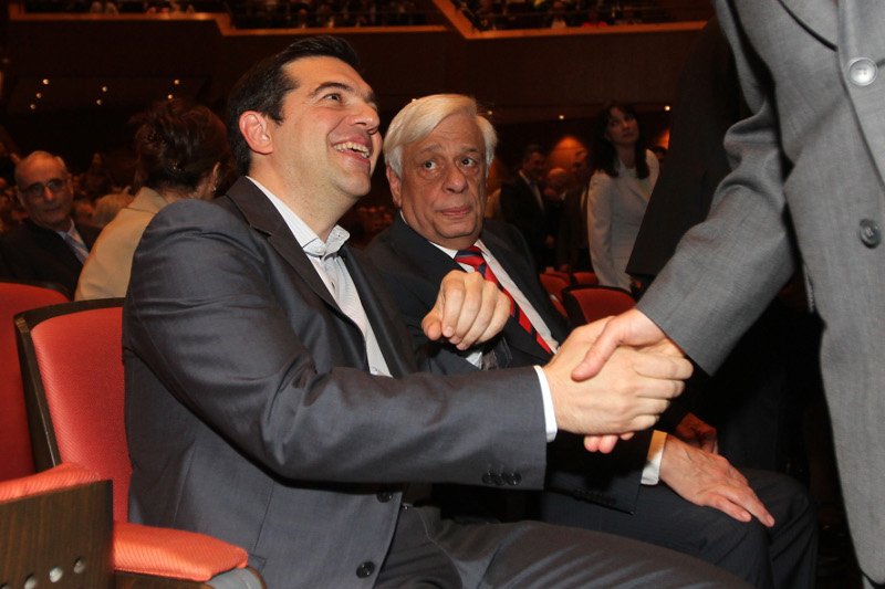 Οσα έγιναν στη συνέλευση του ΣΕΒ: Η αγκαλιά Τσίπρα-Δανάης, η αμήχανη συνάντηση με Στουρνάρα και οι χαιρετούρες [εικόνες] | iefimerida.gr 2