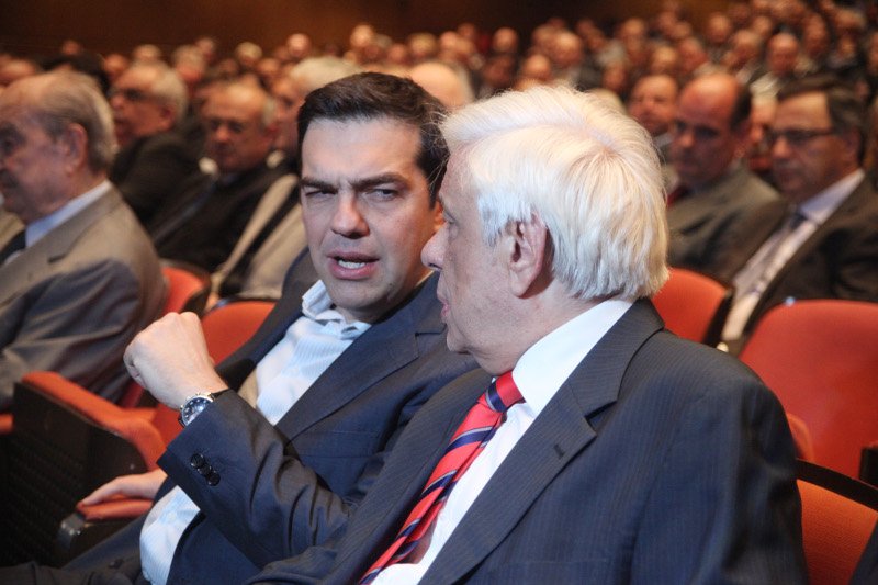 Οσα έγιναν στη συνέλευση του ΣΕΒ: Η αγκαλιά Τσίπρα-Δανάης, η αμήχανη συνάντηση με Στουρνάρα και οι χαιρετούρες [εικόνες] | iefimerida.gr 10