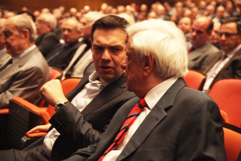 Οσα έγιναν στη συνέλευση του ΣΕΒ: Η αγκαλιά Τσίπρα-Δανάης, η αμήχανη συνάντηση με Στουρνάρα και οι χαιρετούρες [εικόνες] | iefimerida.gr 11