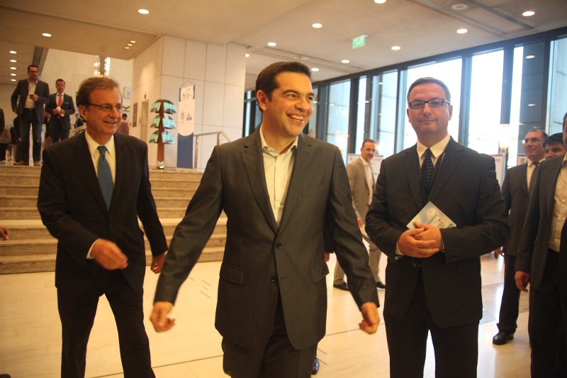 Οσα έγιναν στη συνέλευση του ΣΕΒ: Η αγκαλιά Τσίπρα-Δανάης, η αμήχανη συνάντηση με Στουρνάρα και οι χαιρετούρες [εικόνες] | iefimerida.gr 0