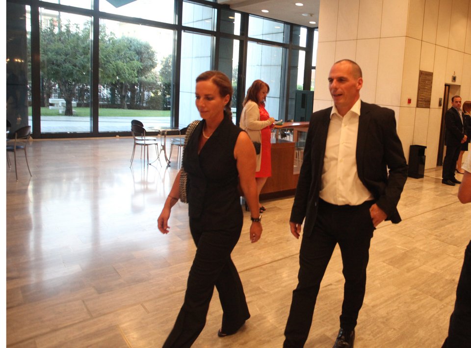 Οσα έγιναν στη συνέλευση του ΣΕΒ: Η αγκαλιά Τσίπρα-Δανάης, η αμήχανη συνάντηση με Στουρνάρα και οι χαιρετούρες [εικόνες] | iefimerida.gr 5