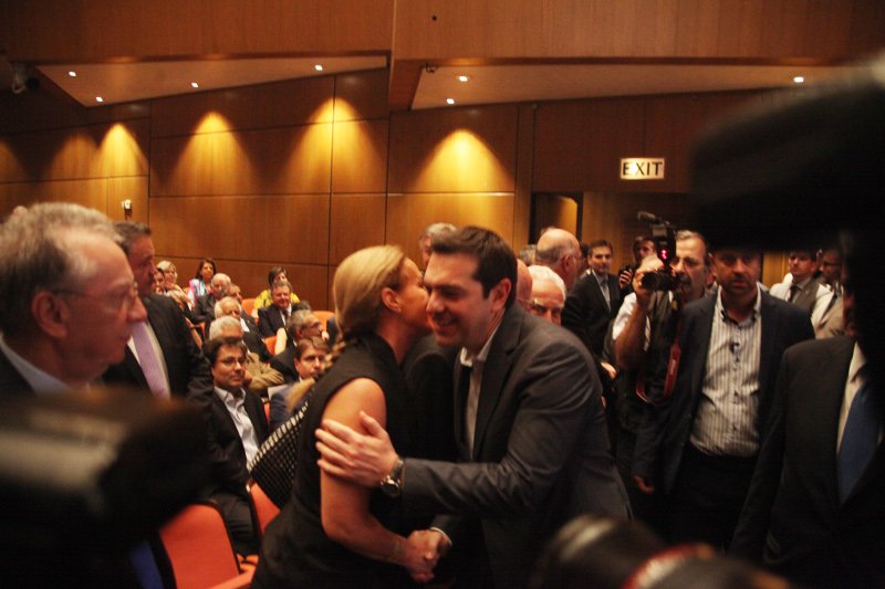 Οσα έγιναν στη συνέλευση του ΣΕΒ: Η αγκαλιά Τσίπρα-Δανάης, η αμήχανη συνάντηση με Στουρνάρα και οι χαιρετούρες [εικόνες] | iefimerida.gr 6